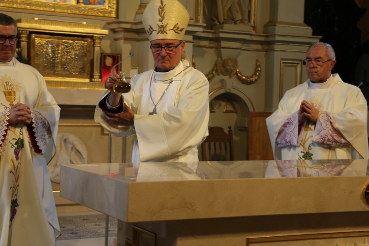 Mława. Konsekrecja ołtarza w parafii pw. św. Stanisława BM - cz. I