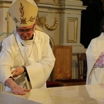 Mława. Konsekrecja ołtarza w parafii pw. św. Stanisława BM - cz. I