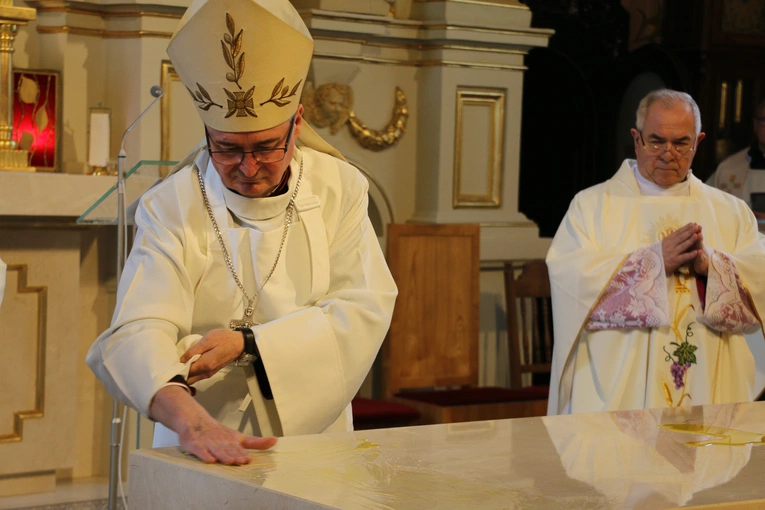 Mława. Konsekrecja ołtarza w parafii pw. św. Stanisława BM - cz. I