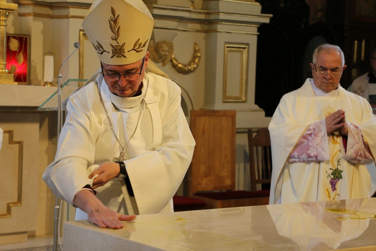 Mława. Konsekrecja ołtarza w parafii pw. św. Stanisława BM - cz. I