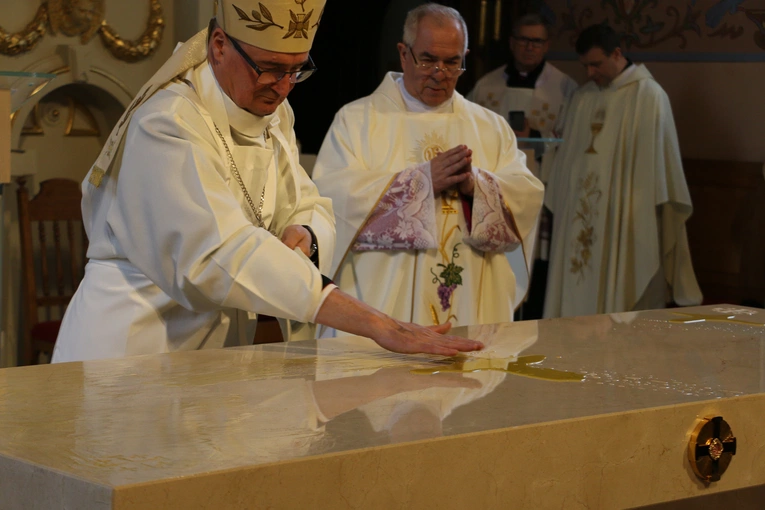 Mława. Konsekrecja ołtarza w parafii pw. św. Stanisława BM - cz. I
