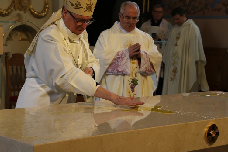 Mława. Konsekrecja ołtarza w parafii pw. św. Stanisława BM - cz. I