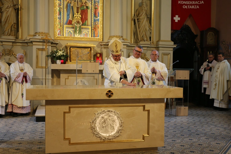 Mława. Konsekrecja ołtarza w parafii pw. św. Stanisława BM - cz. I