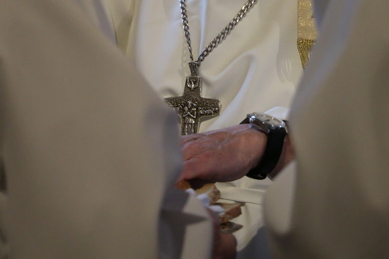 Mława. Konsekrecja ołtarza w parafii pw. św. Stanisława BM - cz. I
