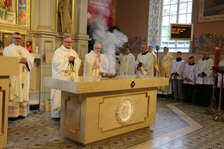 Mława. Konsekrecja ołtarza w parafii pw. św. Stanisława BM - cz. I