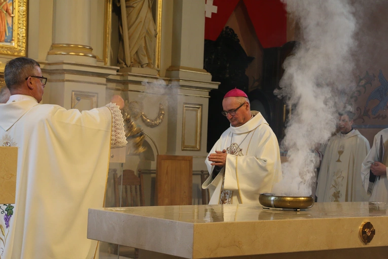 Mława. Konsekrecja ołtarza w parafii pw. św. Stanisława BM - cz. I