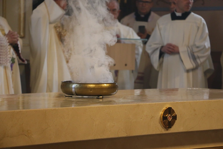 Mława. Konsekrecja ołtarza w parafii pw. św. Stanisława BM - cz. I