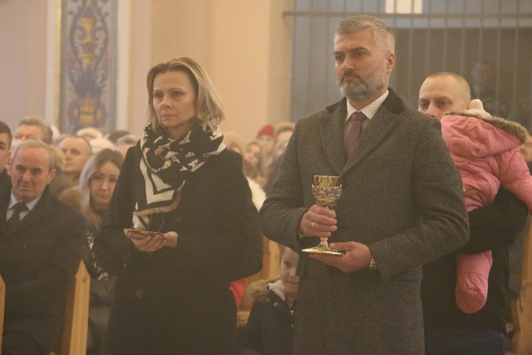 Mława. Konsekrecja ołtarza w parafii pw. św. Stanisława BM - cz. II