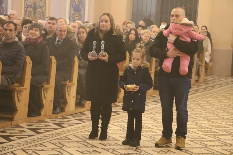 Mława. Konsekrecja ołtarza w parafii pw. św. Stanisława BM - cz. II