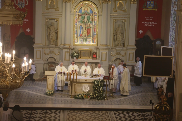 Mława. Konsekrecja ołtarza w parafii pw. św. Stanisława BM - cz. II