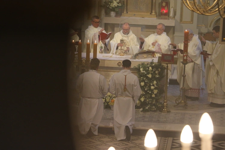 Mława. Konsekrecja ołtarza w parafii pw. św. Stanisława BM - cz. II