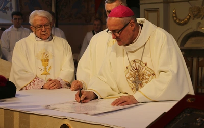Mława. Konsekrecja ołtarza w parafii pw. św. Stanisława BM - cz. II