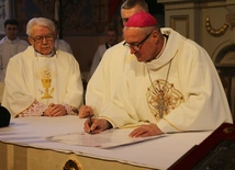 Mława. Konsekrecja ołtarza w parafii pw. św. Stanisława BM - cz. II