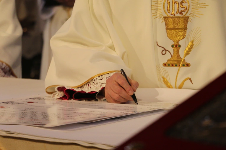 Mława. Konsekrecja ołtarza w parafii pw. św. Stanisława BM - cz. II