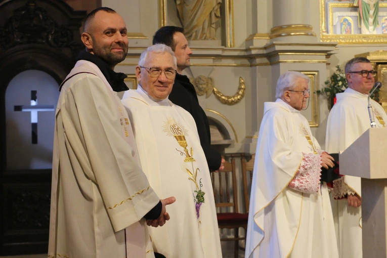 Mława. Konsekrecja ołtarza w parafii pw. św. Stanisława BM - cz. II