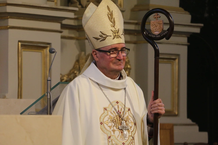 Mława. Konsekrecja ołtarza w parafii pw. św. Stanisława BM - cz. II
