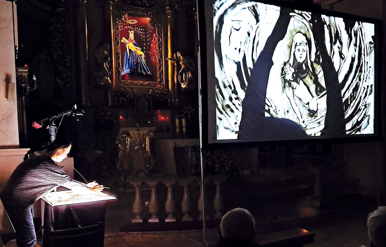 	Katarzyna Perkowska rysowała piaskiem u stóp Piety Hałcnowskiej.