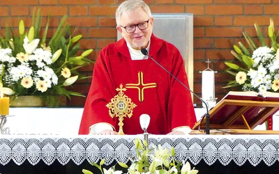 	Ojciec Kazimierz Malinowski, dyrektor harmęskiego centrum, będzie gospodarzem marcowej sesji.