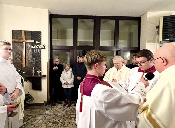 	Ks. Józef Oleszko (po prawej) poświęcił na nowo krzyż i płaskorzeźbę. W głębi ks. Teodor Suchoń.