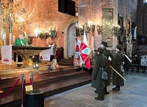 	W liturgii wzięły udział poczty sztandarowe.
