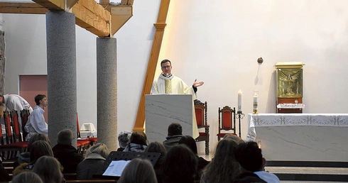 	Rekolekcje w Sychowie prowadził ks. Krzysztof Borysewicz.