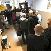 	W sądzie pojawili się zwolennicy ks. Siwińskiego oraz przedstawiciele mediów.