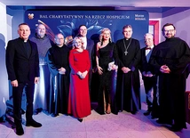 	Duchowni obecni podczas wydarzenia wraz z członkami Fundacji Charytatywnej „Morze Miłości”.