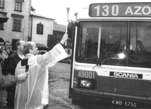 	Kraków, 26.08.1994 r. Redemptorysta o. Michał Reinke święci na pl. Wolnica pierwszy autobus Scania 13 CLL, jaki dotarł ze Słupska do krakowskiego MPK.