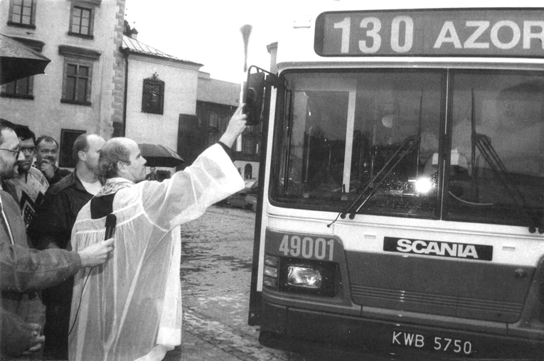 	Kraków, 26.08.1994 r. Redemptorysta o. Michał Reinke święci na pl. Wolnica pierwszy autobus Scania 13 CLL, jaki dotarł ze Słupska do krakowskiego MPK.