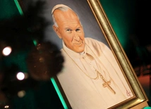 	Filmowe dzieło ma przypomnieć, kim był człowiek, którego odejście potrafiło zatrzymać uwagę świata.