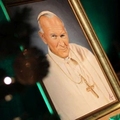 	Filmowe dzieło ma przypomnieć, kim był człowiek, którego odejście potrafiło zatrzymać uwagę świata.