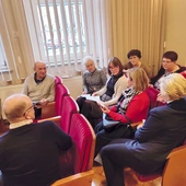 Jedni słuchają drugich – to dobry sposób na pracę we wspólnotach w parafii.