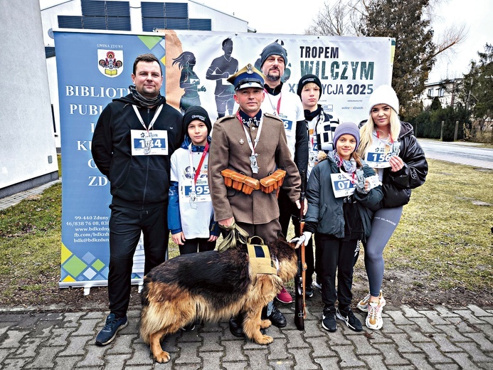 W Zduńskiej Dąbrowie Daniel Pałyga wystartował w mundurze żołnierza z karabinem. Towarzyszyła mu suczka Daisy.