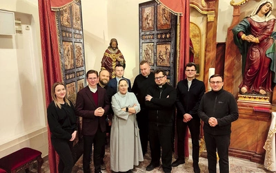 Kopia Drzwi Świętych z Watykanu koresponduje z planami na tegoroczną wędrówkę do Częstochowy. 