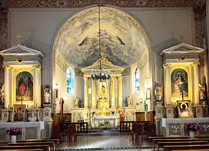Ołtarz główny zabytkowej świątyni zdobi ikona Matki Bożej z Dzieciątkiem z poł. XIX wieku.