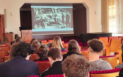 Do starszej młodzieży trafiają wykłady i świadectwa świadków dawnych wydarzeń.