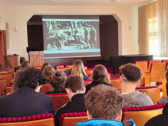 Do starszej młodzieży trafiają wykłady i świadectwa świadków dawnych wydarzeń.