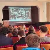 Do starszej młodzieży trafiają wykłady i świadectwa świadków dawnych wydarzeń.