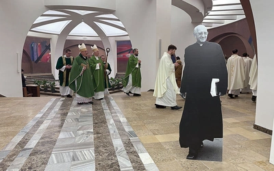 	W homilii bp Adam Wodarczyk zacytował fragment zapisków ks. Blachnickiego: „Próbując ogarnąć całościowo drogę  64 lat mojego życia, widzę, że z punktu widzenia rozwoju życia nowego, życia Bożego we mnie, można w nim wyodrębnić cztery etapy: nowe narodzenie i trzy nawrócenia:  Nawrócenie wiary, Nawrócenie ufności, Narodzenie miłości”.