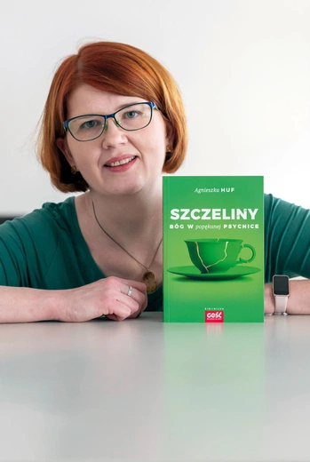 	Ideę książki świetnie uzupełnia okładka, która wykorzystuje motyw kintsugi – w dużym uproszczeniu: to starożytna azjatycka sztuka naprawiania naczyń za pomocą pozłacanego kleju.