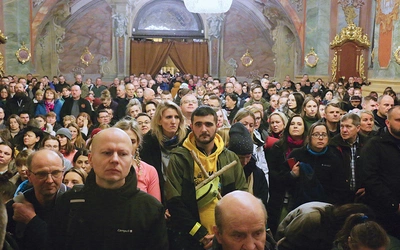 Uczestnicy podczas Mszy św. w katedrze.