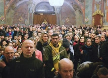 Uczestnicy podczas Mszy św. w katedrze.