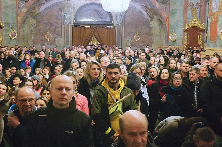Uczestnicy podczas Mszy św. w katedrze.