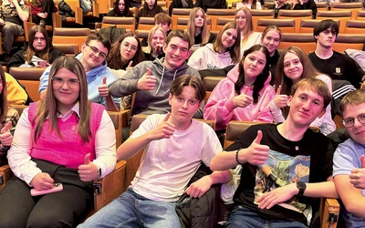 – Rozmawiamy, bawimy się i uwielbiamy Boga – opisują spotkania młodzi.