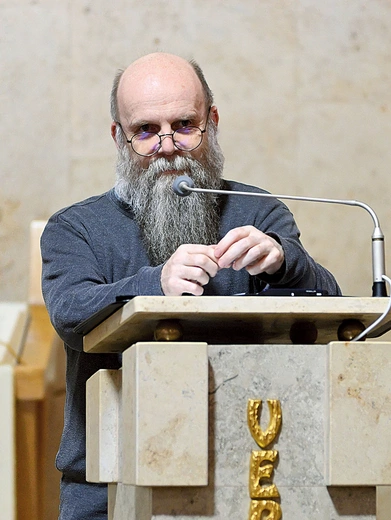 W archidiecezji katowickiej jest odpowiedzialny za formację stałą kapłanów.