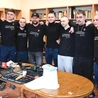 Ekipa Poprawnych Barberów, po lewej Kevin. 