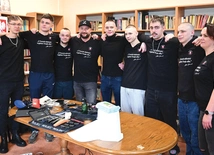 Ekipa Poprawnych Barberów, po lewej Kevin. 