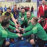 Drużyna diecezji kieleckiej podnosi puchar zwycięstwa.