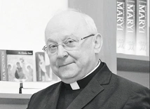 Duchowny odszedł w 74. roku życia i 49. roku swojej kapłańskiej posługi.