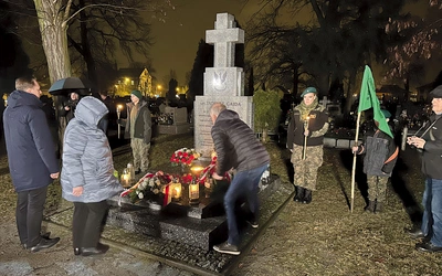 Składanie kwiatów na grobie Tadeusza Gajdy.